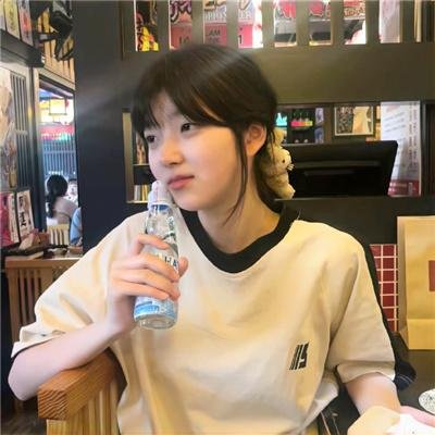 坐推土机的少女